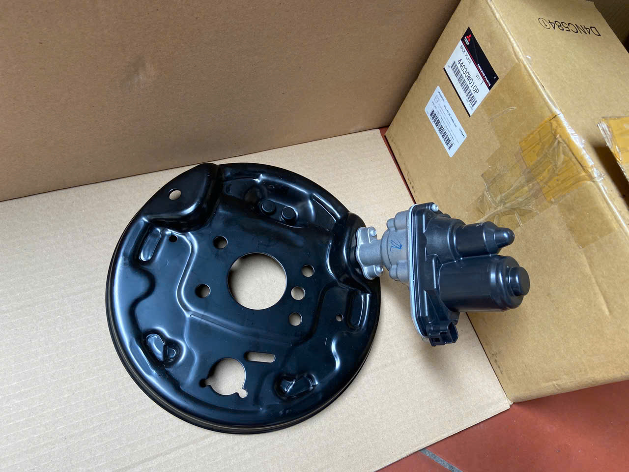 Đĩa Lắp Bố, guốc phanh sau liền Mô tơ phanh tay điện tử xe Mitsubishi Xpander, Xpander Cross