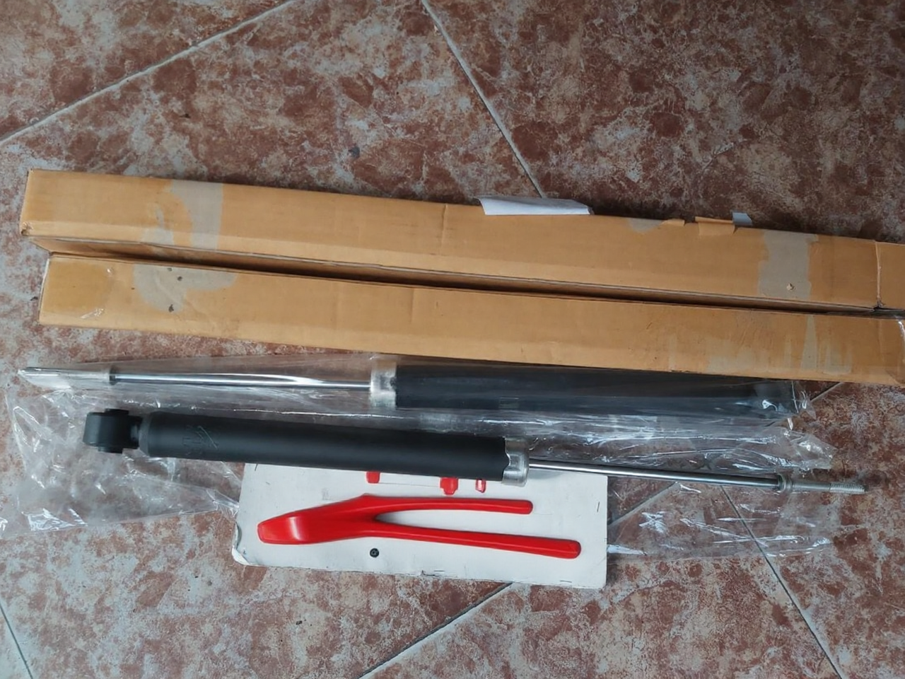 Giảm xóc sau xe mitsubishi Mirage (Nhật Bản – Đen – Bạc) Mã sp: AV100120-8 |