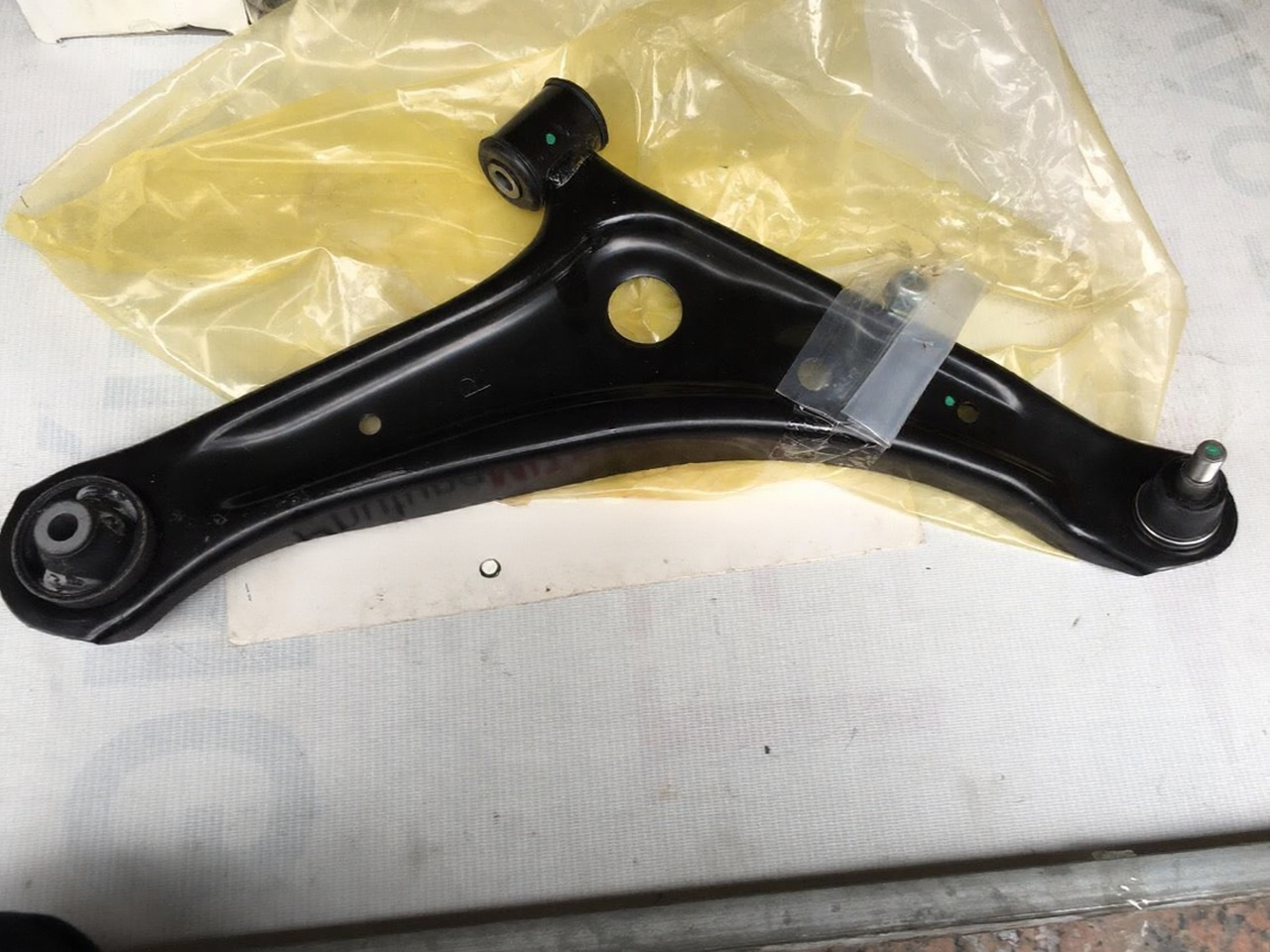 Càng a xe mitsubishi Mirage (Nhật Bản – Đen) Mã sp: AV140120-13 | Tình trạng: Còn hàng